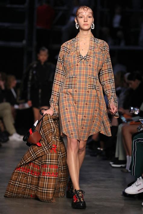 burberry sfilata pe 2019|burberry dresses fashion.